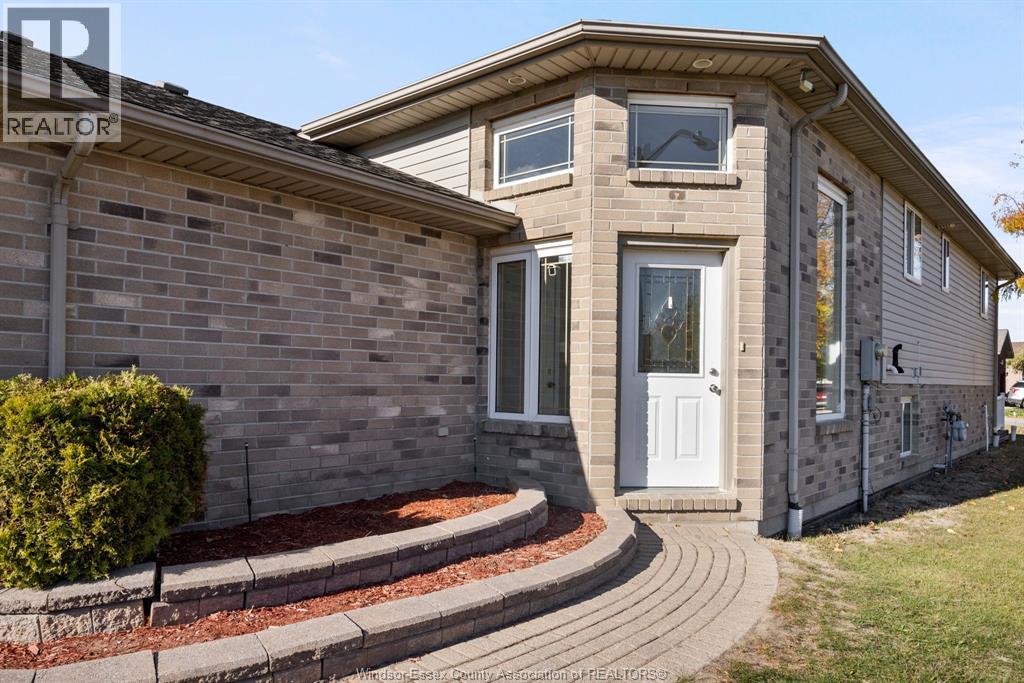 1490 Highnoon, Windsor, Ontario N9G 3B6 - Photo 2 - 25028028