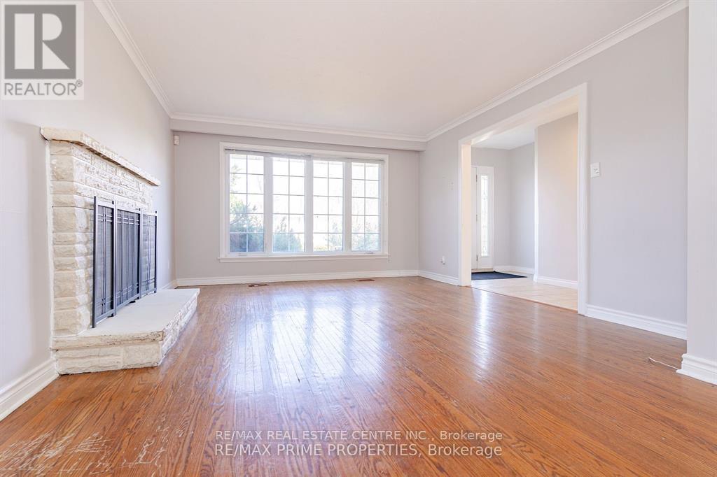 492 Pinegrove Road, Oakville, Ontario  L6K 2C3 - Photo 7 - W12510810