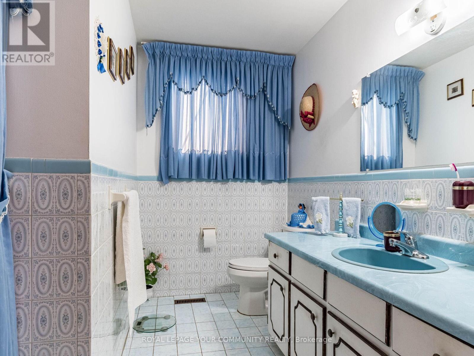 126 Spruce Avenue, Richmond Hill, Ontario  L4C 6W1 - Photo 11 - N12510840