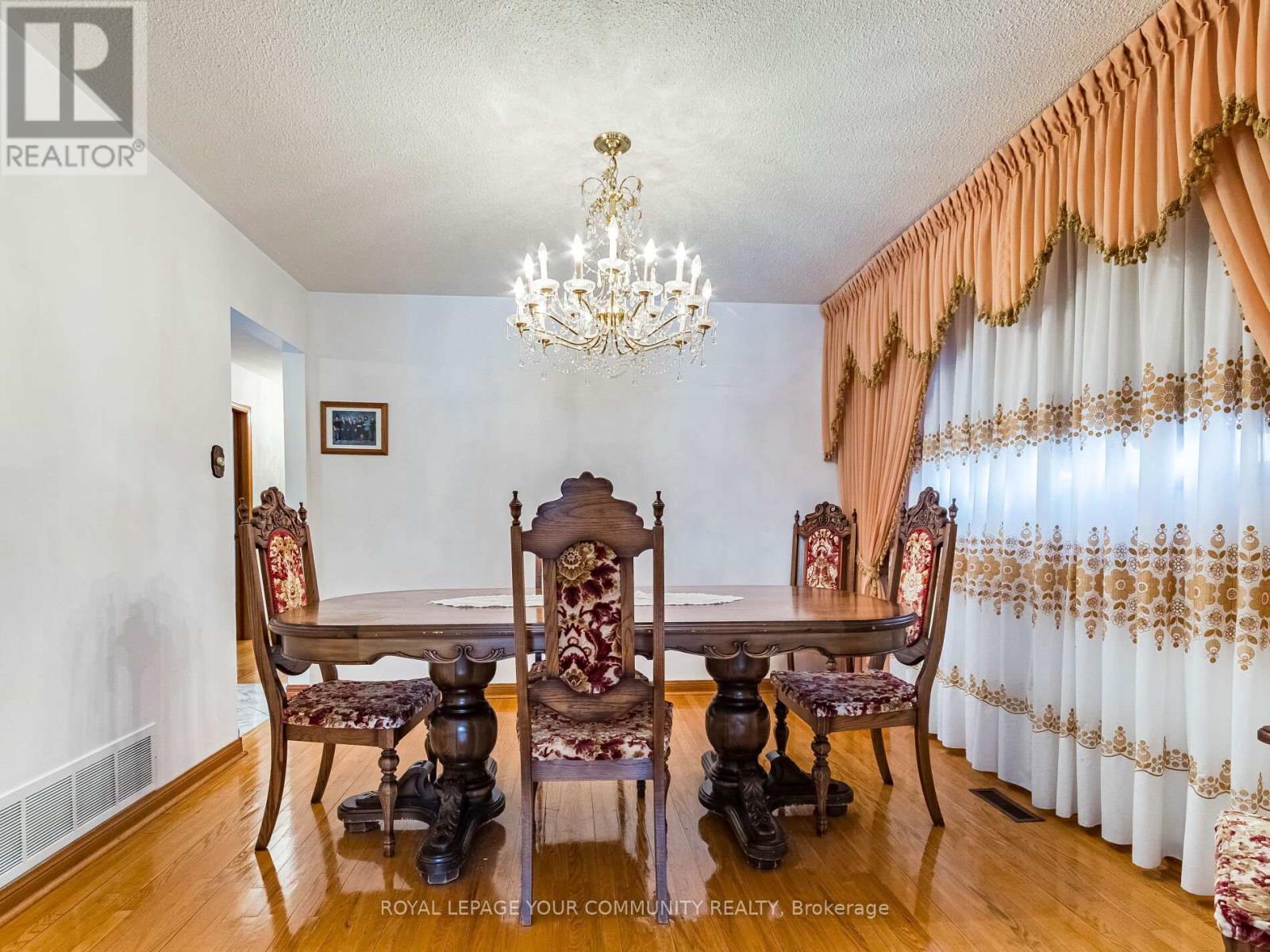 126 Spruce Avenue, Richmond Hill, Ontario  L4C 6W1 - Photo 7 - N12510840