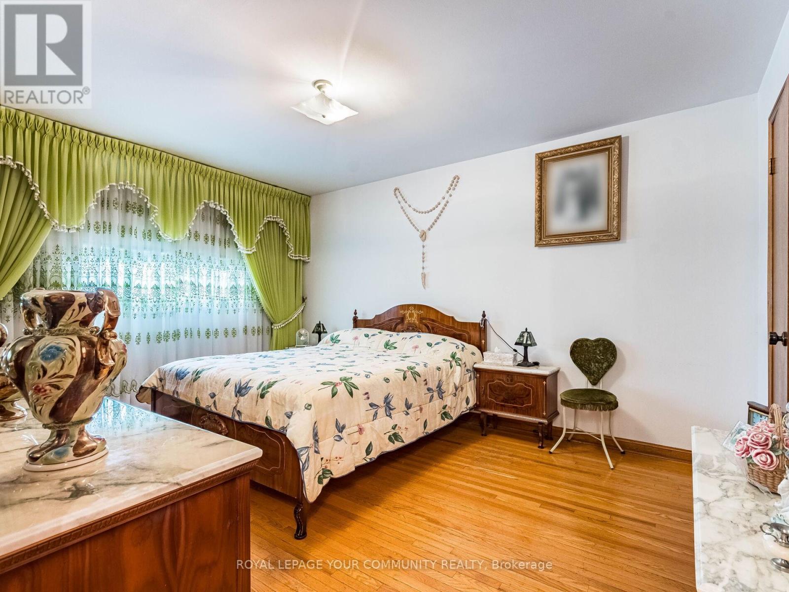 126 Spruce Avenue, Richmond Hill, Ontario  L4C 6W1 - Photo 9 - N12510840