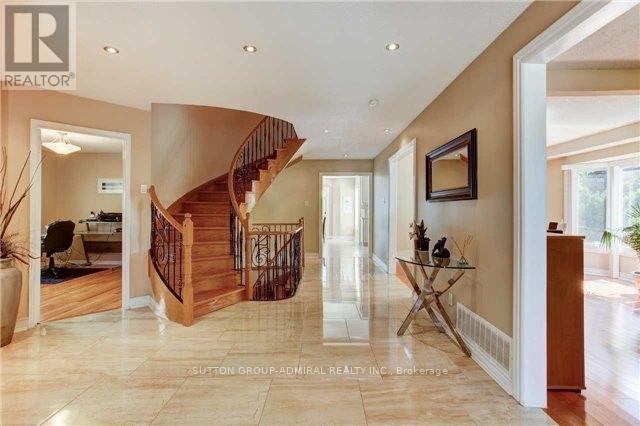 21 Kersey Crescent, Richmond Hill, Ontario  L4C 3W2 - Photo 3 - N12510844