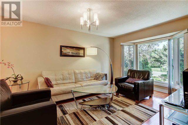 21 Kersey Crescent, Richmond Hill, Ontario  L4C 3W2 - Photo 5 - N12510844