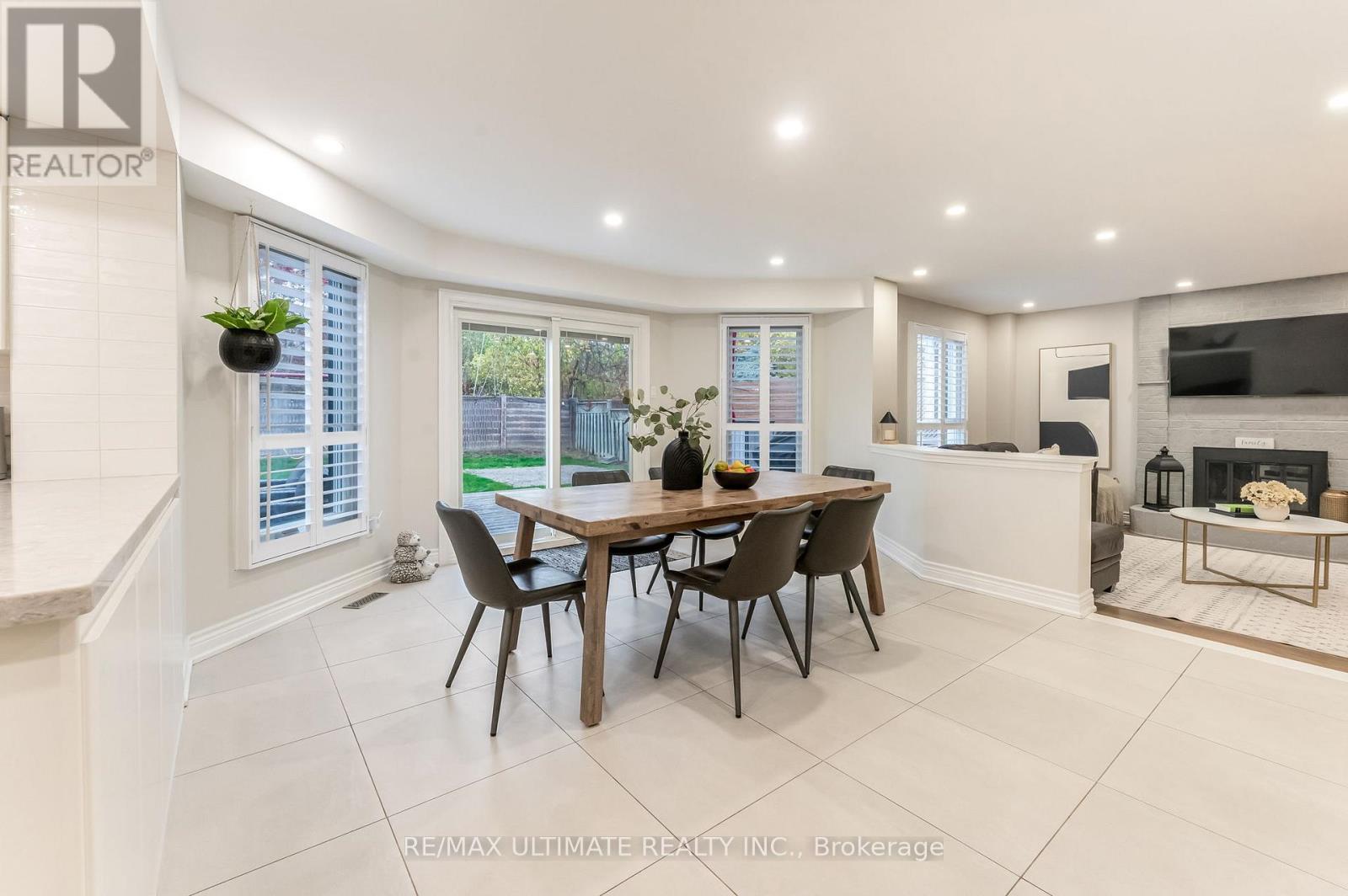 1689 Copseholm Trail, Mississauga, Ontario  L4W 2C1 - Photo 16 - W12479661