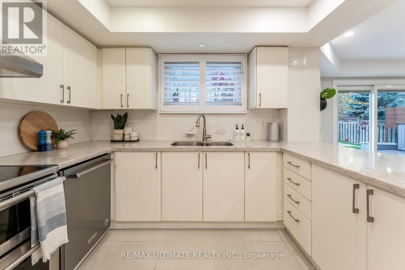 1689 Copseholm Trail, Mississauga, Ontario  L4W 2C1 - Photo 12 - W12479661