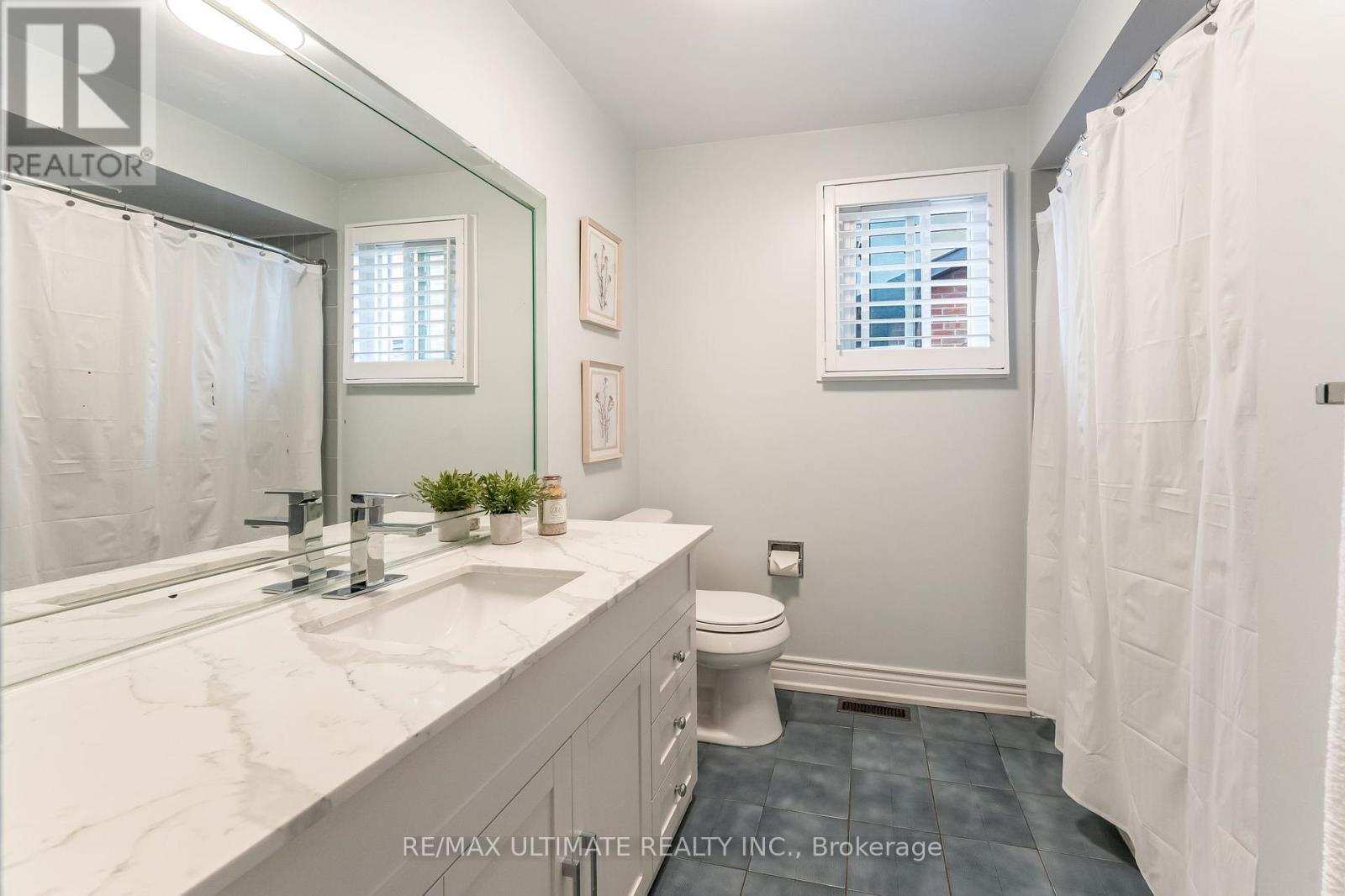 1689 Copseholm Trail, Mississauga, Ontario  L4W 2C1 - Photo 35 - W12479661