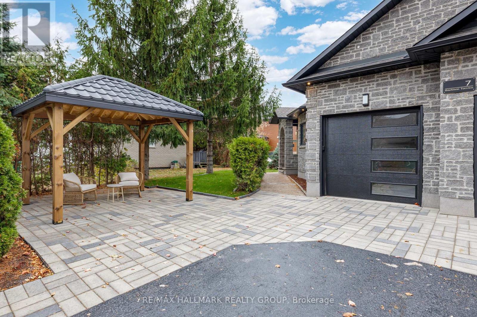 7 Bachman Terrace, Ottawa, Ontario  K2L 1W2 - Photo 2 - X12510926