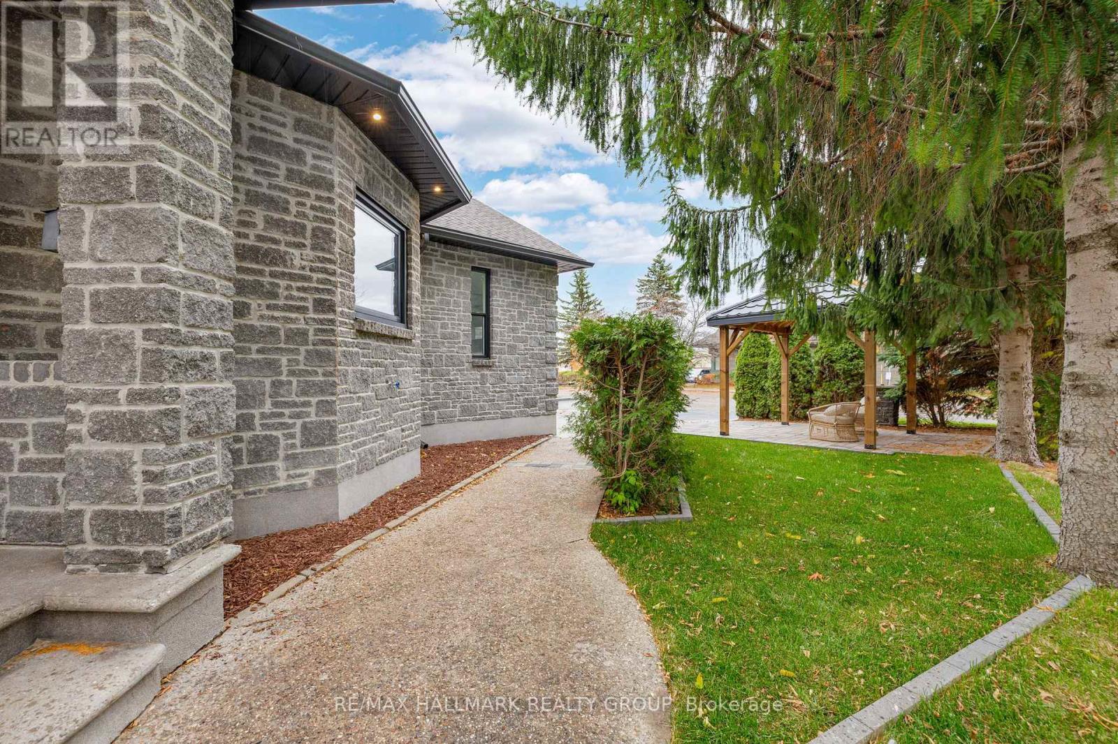 7 Bachman Terrace, Ottawa, Ontario  K2L 1W2 - Photo 3 - X12510926