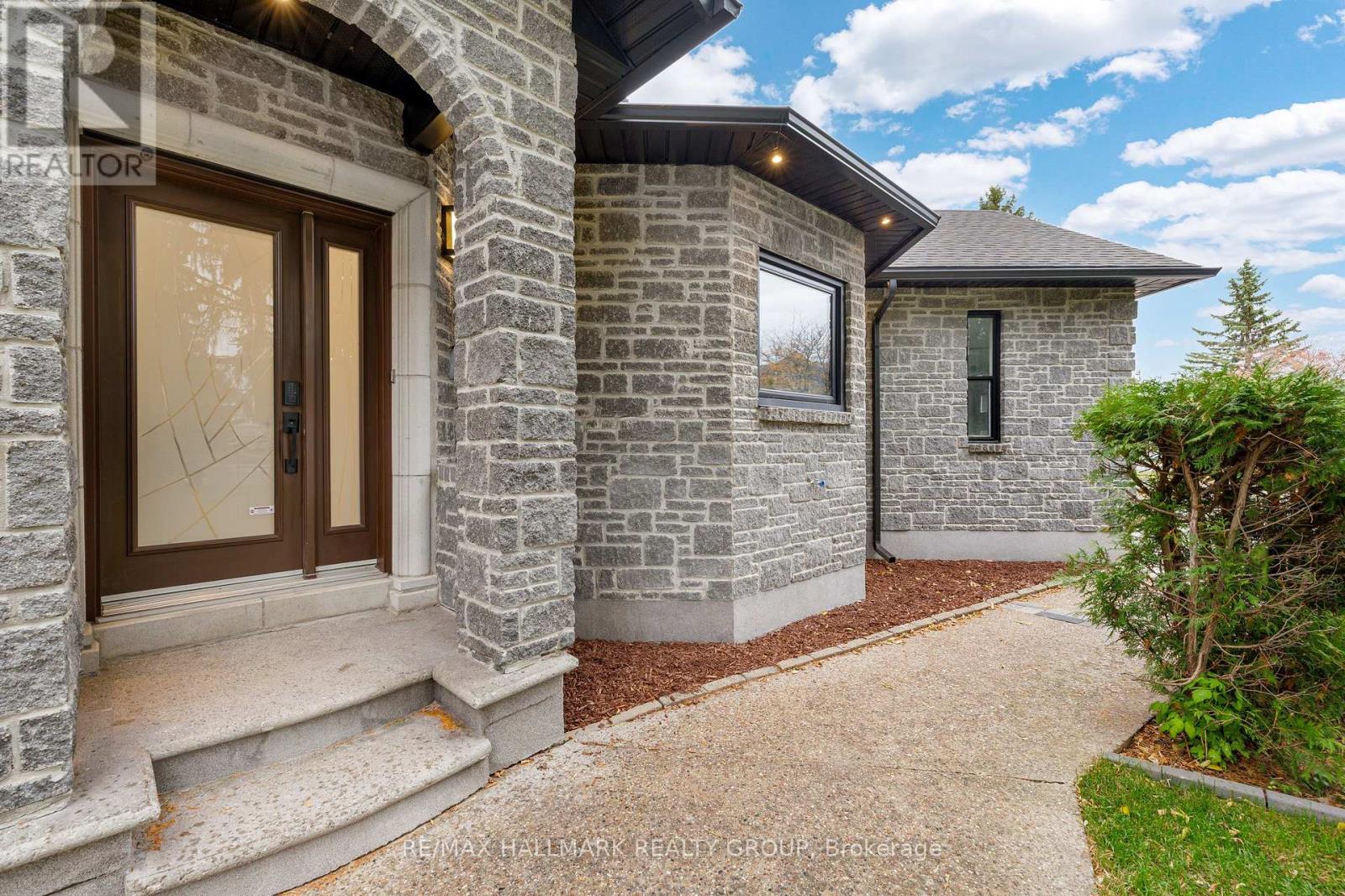 7 Bachman Terrace, Ottawa, Ontario  K2L 1W2 - Photo 4 - X12510926