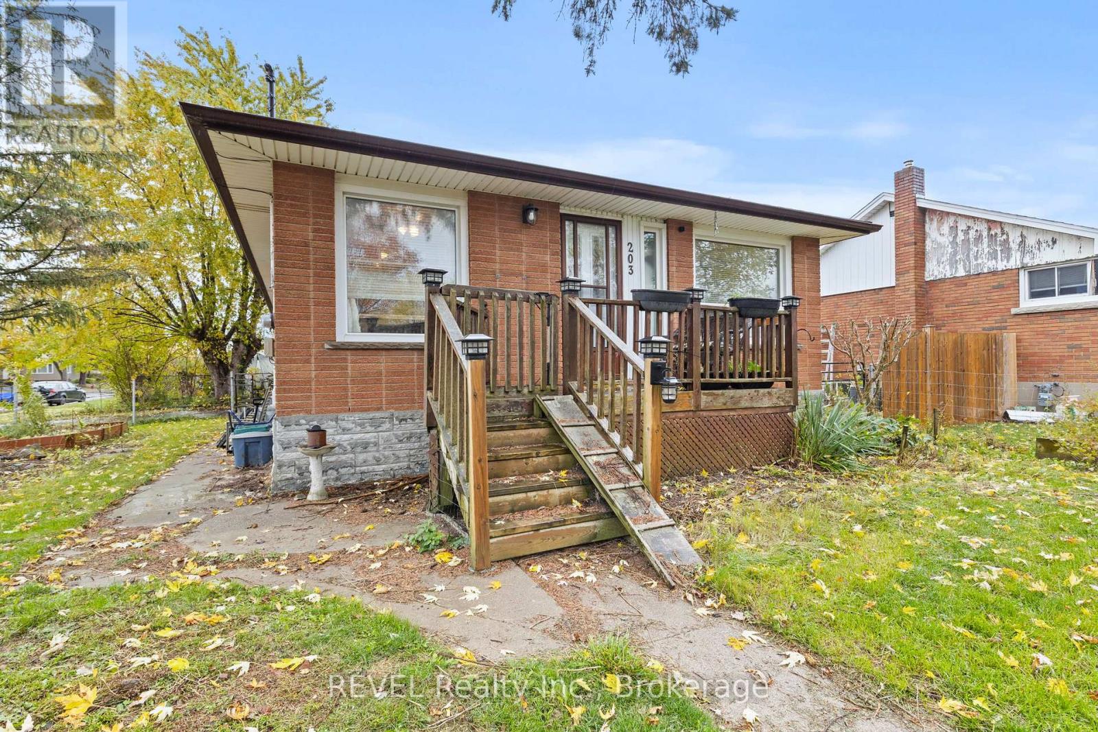 203 Kilgour Avenue, Welland, Ontario L3C 2R1 - Photo 2 - X12510910