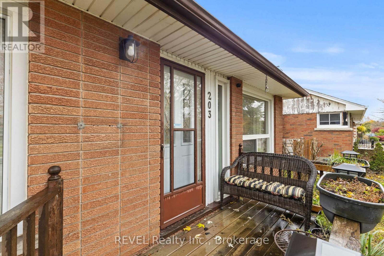 203 Kilgour Avenue, Welland, Ontario L3C 2R1 - Photo 3 - X12510910