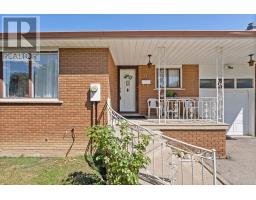 76 LAWNSIDE DRIVE, Toronto, Ontario