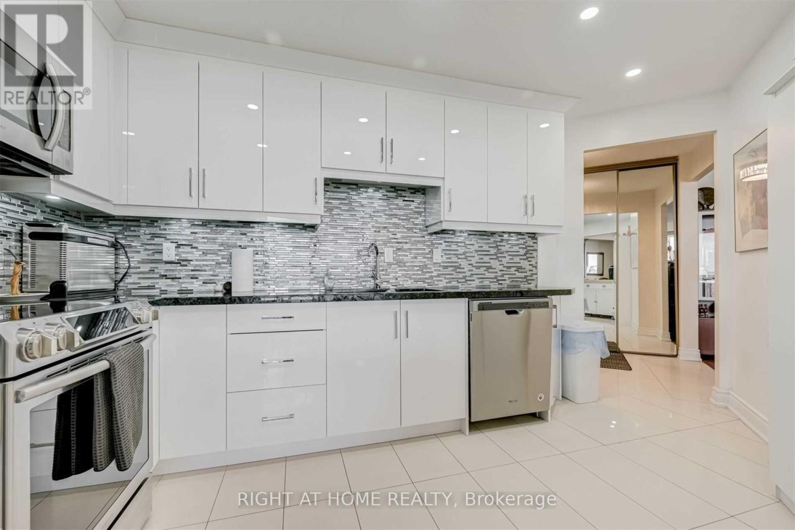 2005 - 75 Graydon Hall Drive, Toronto, Ontario  M3A 3M5 - Photo 4 - C12510902