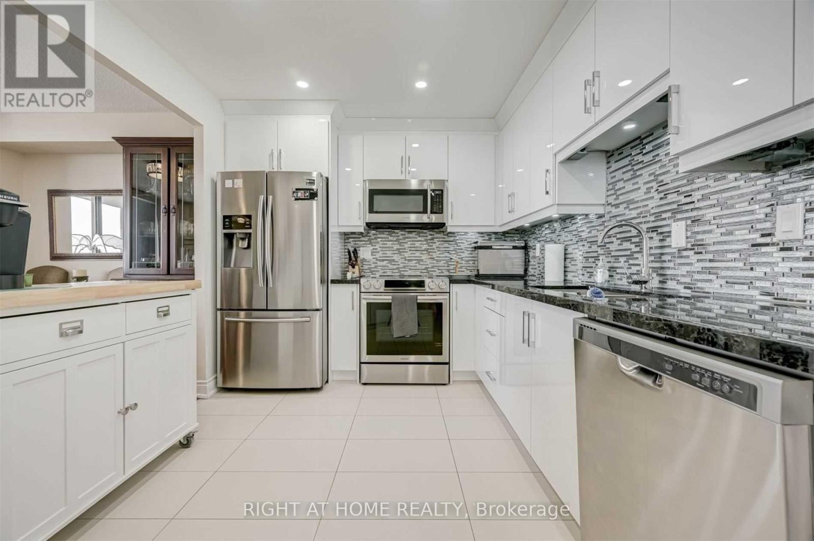 2005 - 75 Graydon Hall Drive, Toronto, Ontario  M3A 3M5 - Photo 5 - C12510902