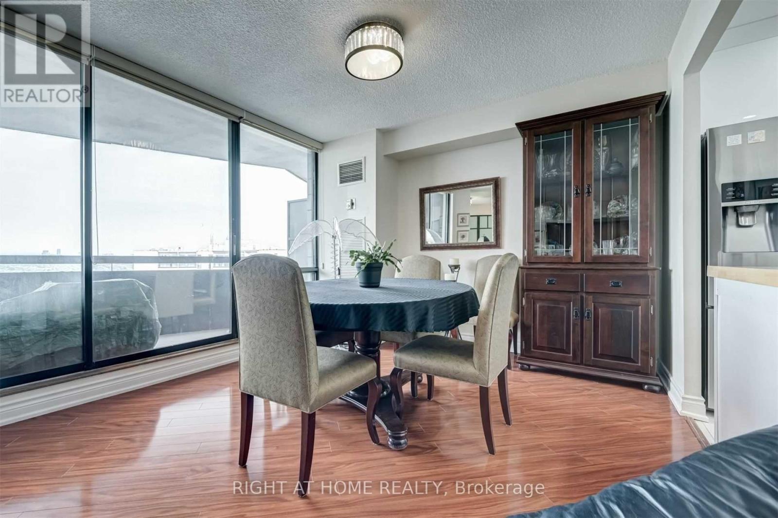 2005 - 75 Graydon Hall Drive, Toronto, Ontario  M3A 3M5 - Photo 6 - C12510902