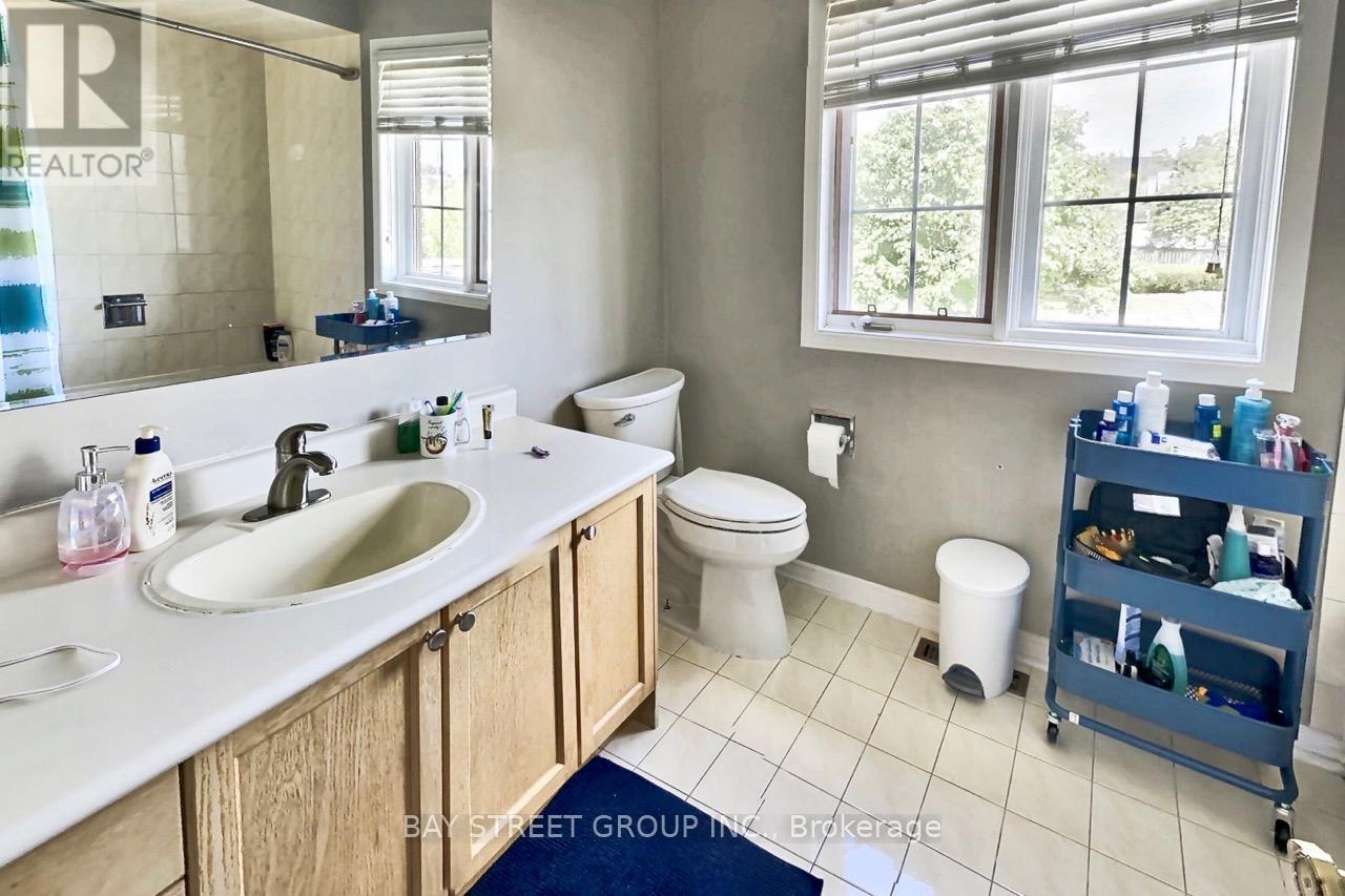 920 College Manor Drive, Newmarket, Ontario  L3Y 8G9 - Photo 11 - N12510878