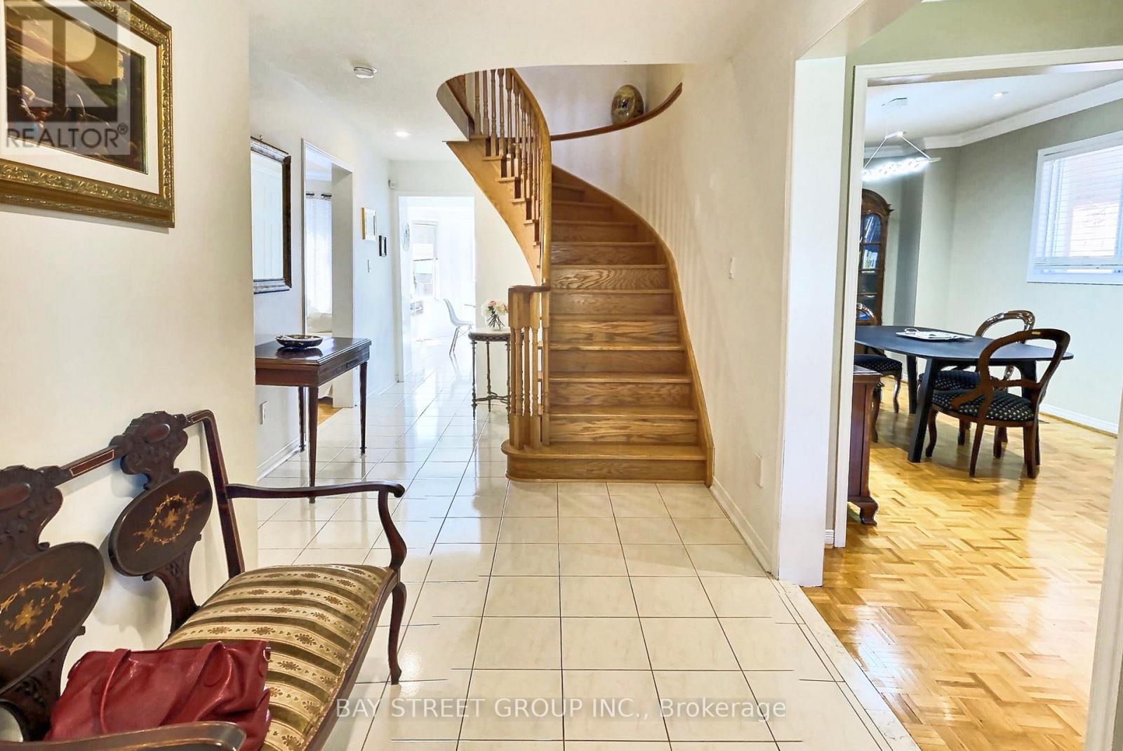 920 College Manor Drive, Newmarket, Ontario  L3Y 8G9 - Photo 2 - N12510878