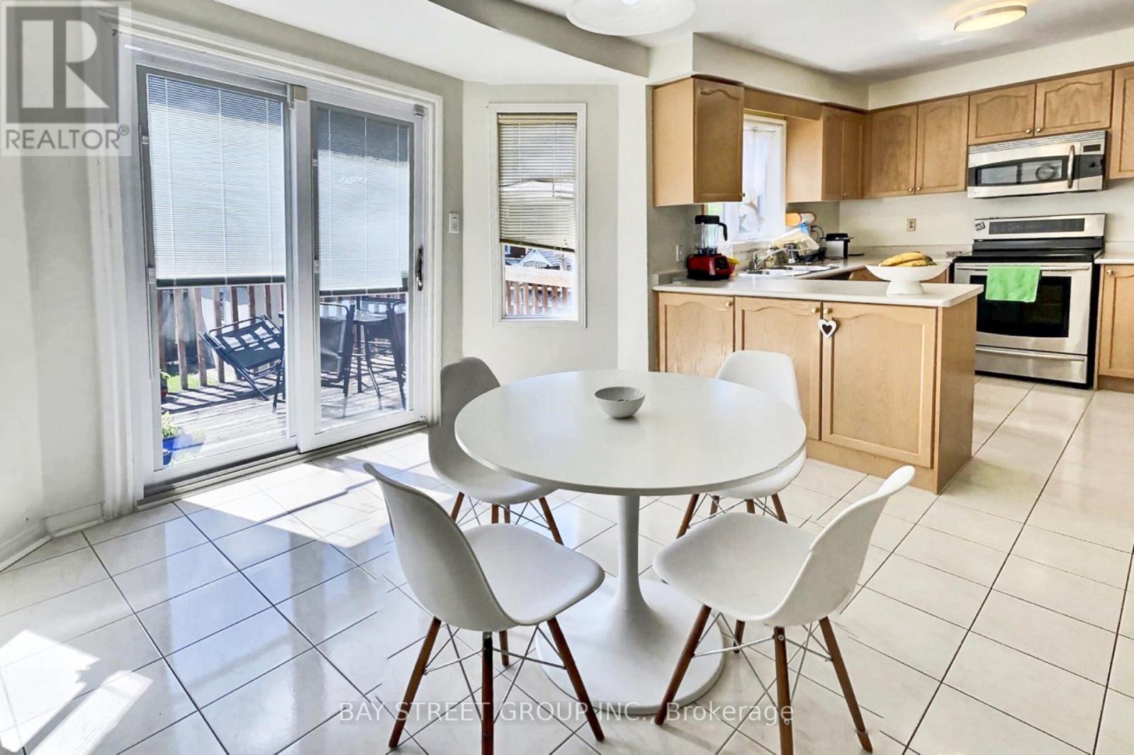 920 College Manor Drive, Newmarket, Ontario  L3Y 8G9 - Photo 3 - N12510878