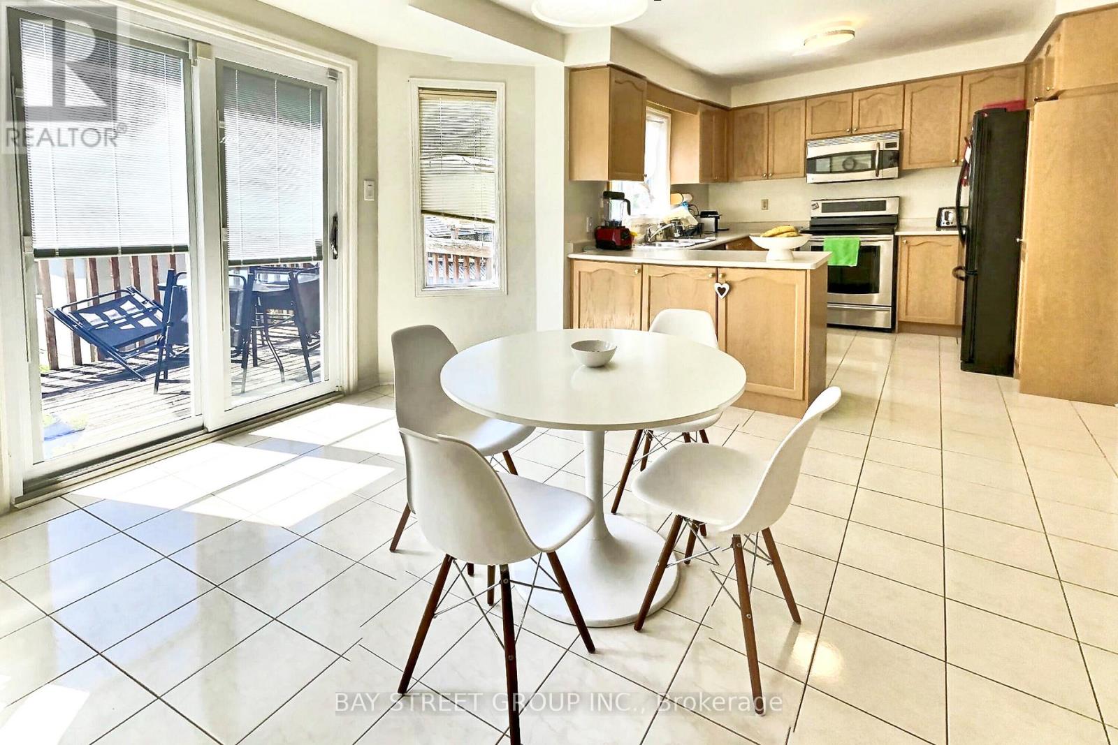 920 College Manor Drive, Newmarket, Ontario  L3Y 8G9 - Photo 4 - N12510878