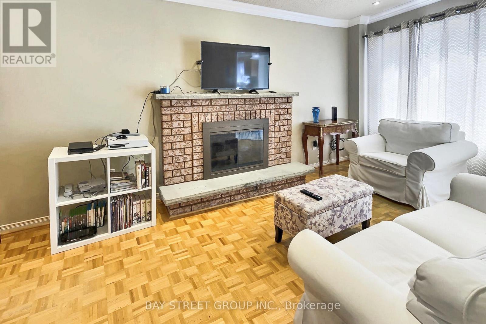 920 College Manor Drive, Newmarket, Ontario  L3Y 8G9 - Photo 5 - N12510878