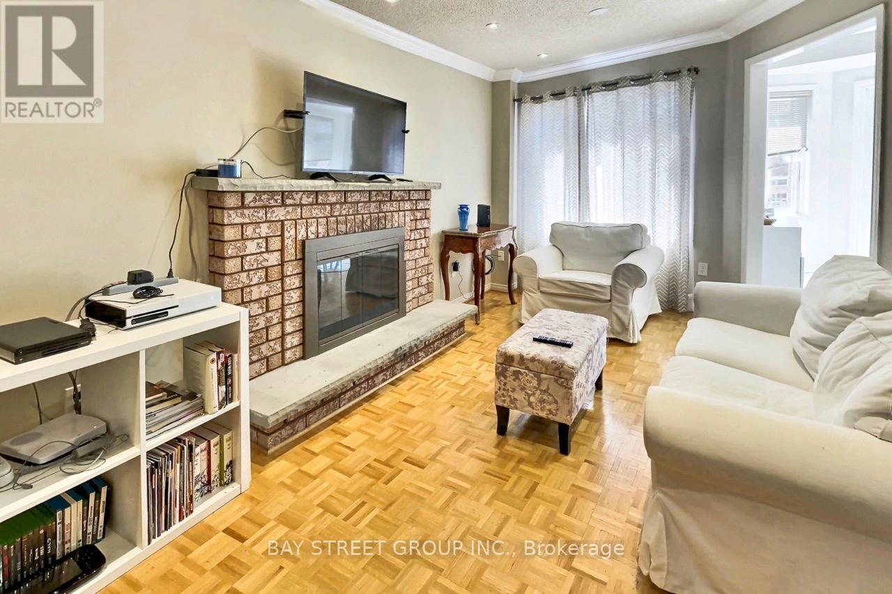 920 College Manor Drive, Newmarket, Ontario  L3Y 8G9 - Photo 6 - N12510878