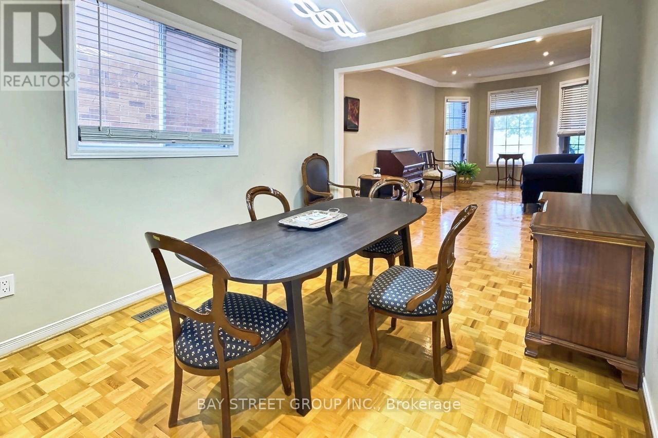 920 College Manor Drive, Newmarket, Ontario  L3Y 8G9 - Photo 7 - N12510878