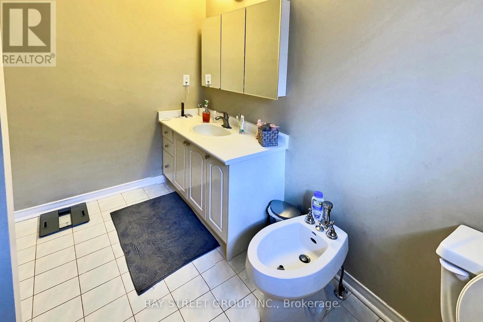 920 College Manor Drive, Newmarket, Ontario  L3Y 8G9 - Photo 9 - N12510878