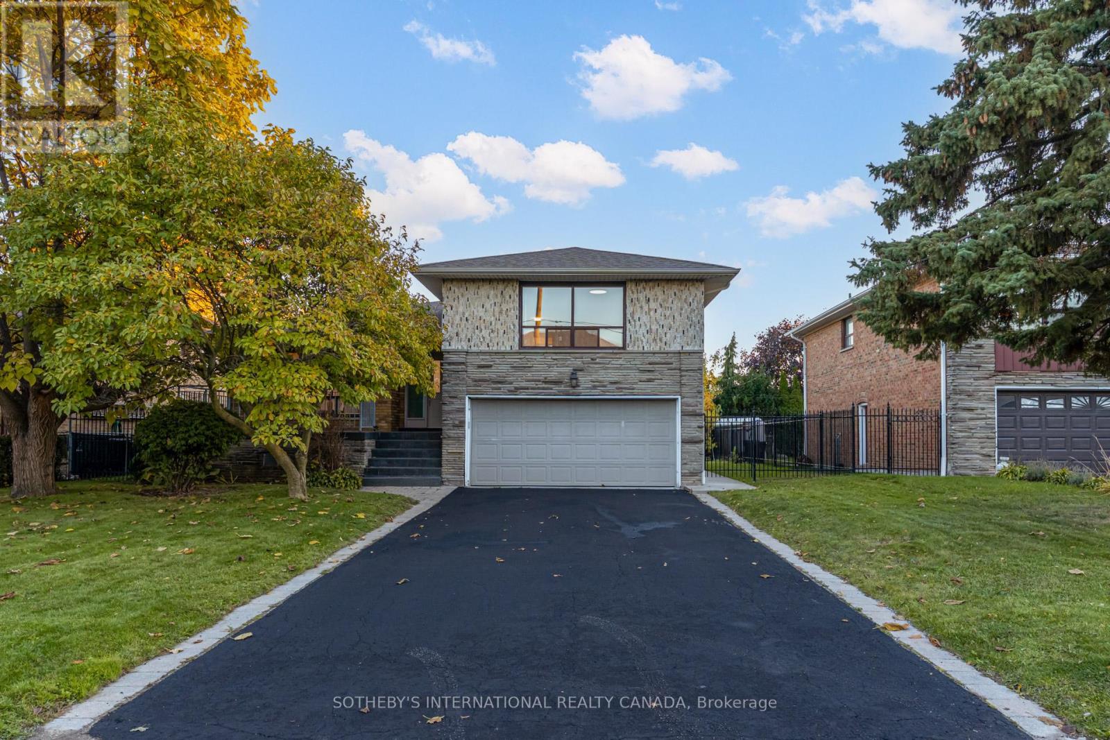 34 Euphrasia Drive, Toronto, Ontario  M6B 3V9 - Photo 2 - W12488660