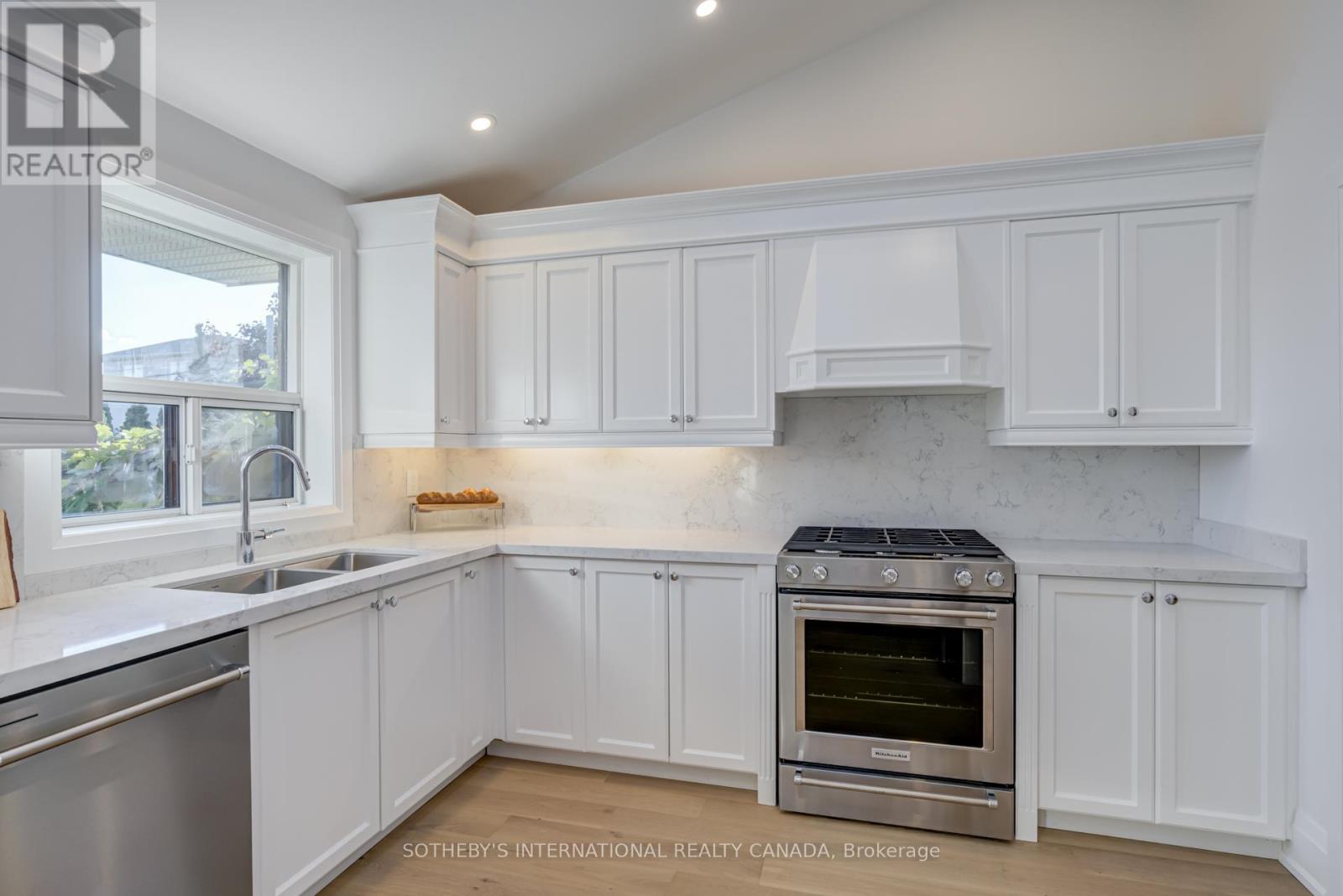 34 Euphrasia Drive, Toronto, Ontario  M6B 3V9 - Photo 11 - W12488660