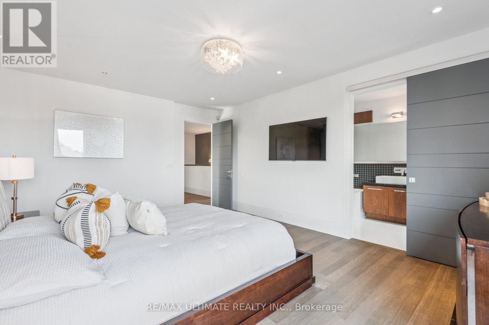 1139 Glengrove Avenue W, Toronto, Ontario  M6B 2K5 - Photo 14 - W12379904