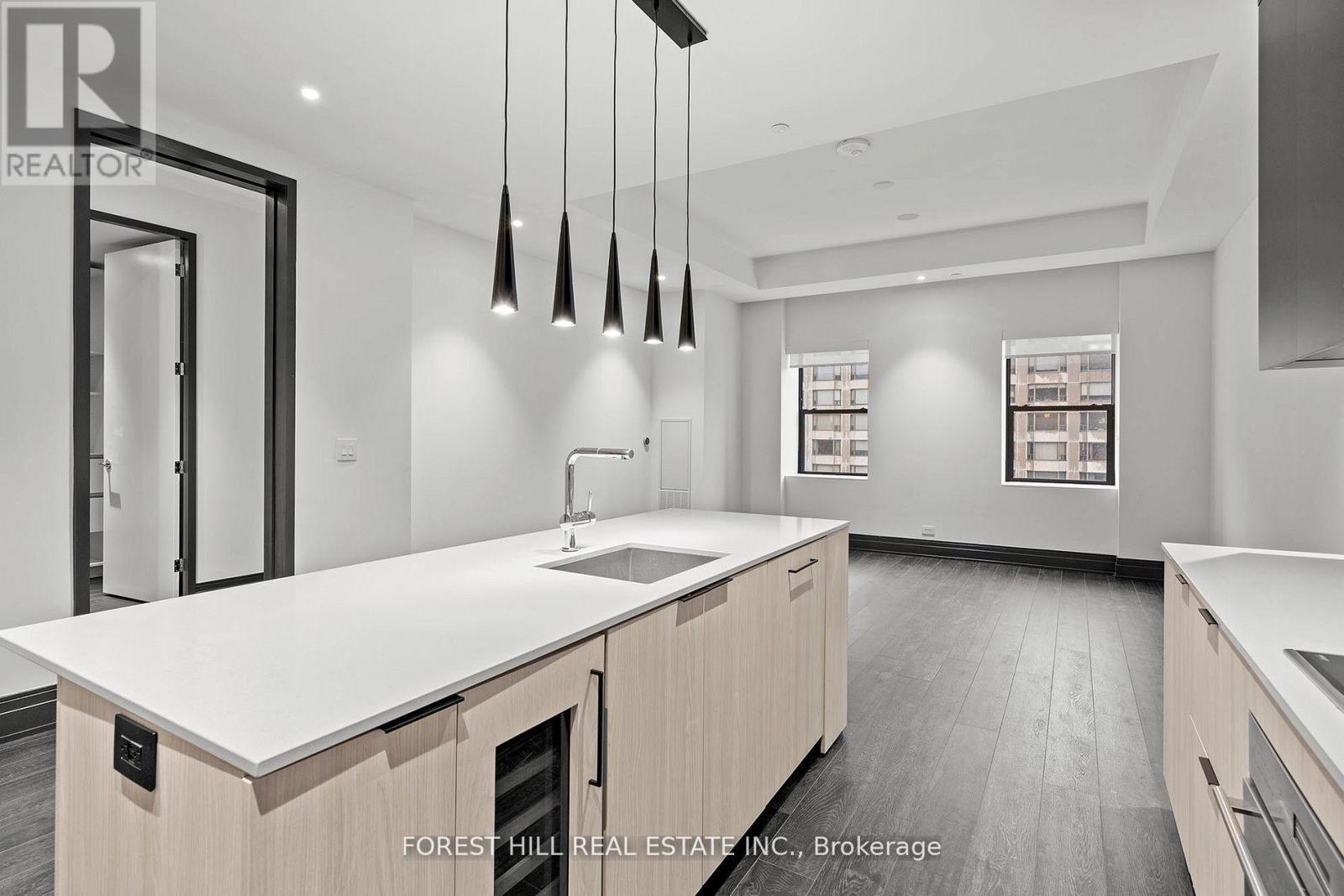 802 - 2 Avenue Road, Toronto, Ontario  M5R 0C6 - Photo 3 - C12511026