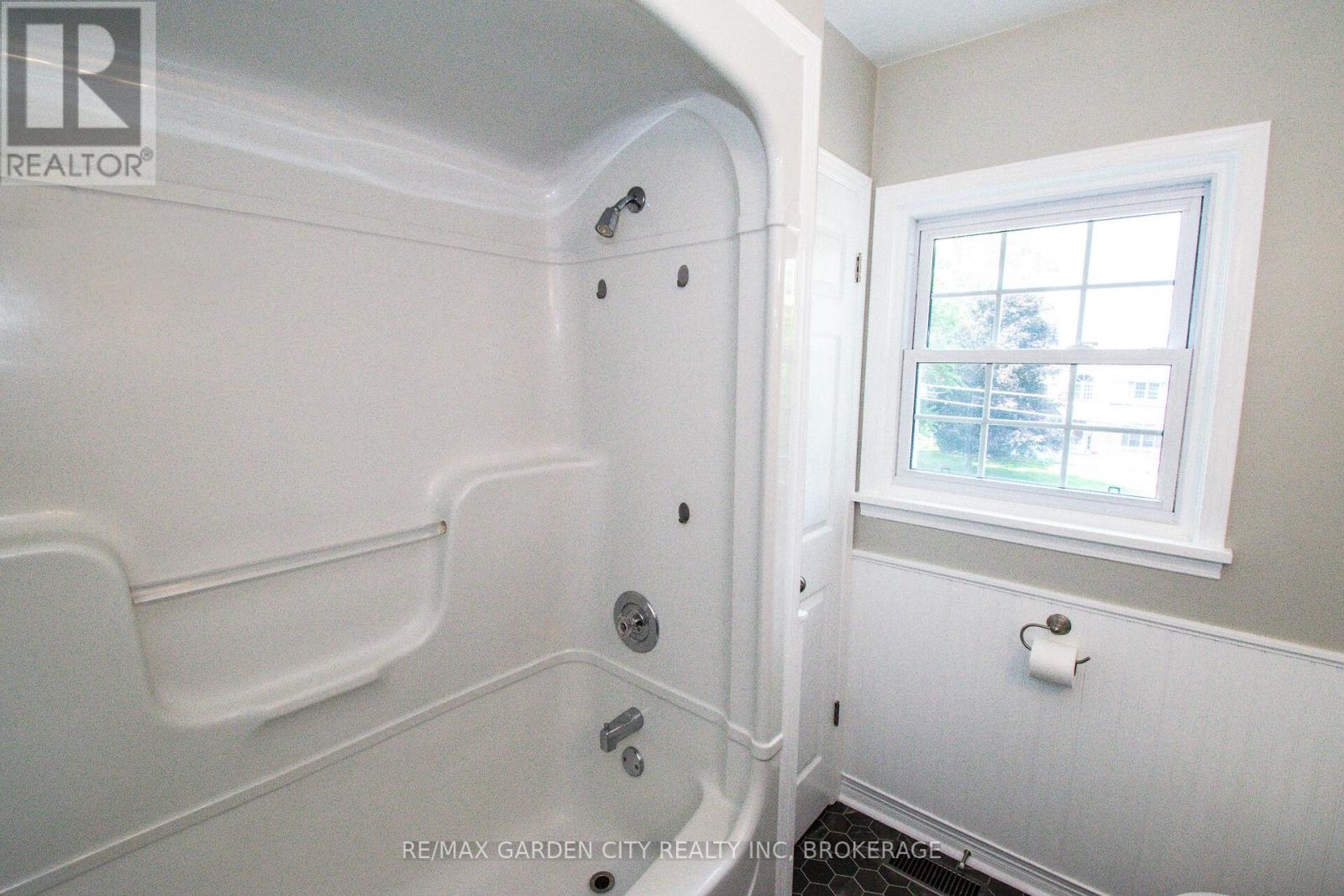 1171 Maple Street, Pelham, Ontario  L0S 1C0 - Photo 25 - X12336641