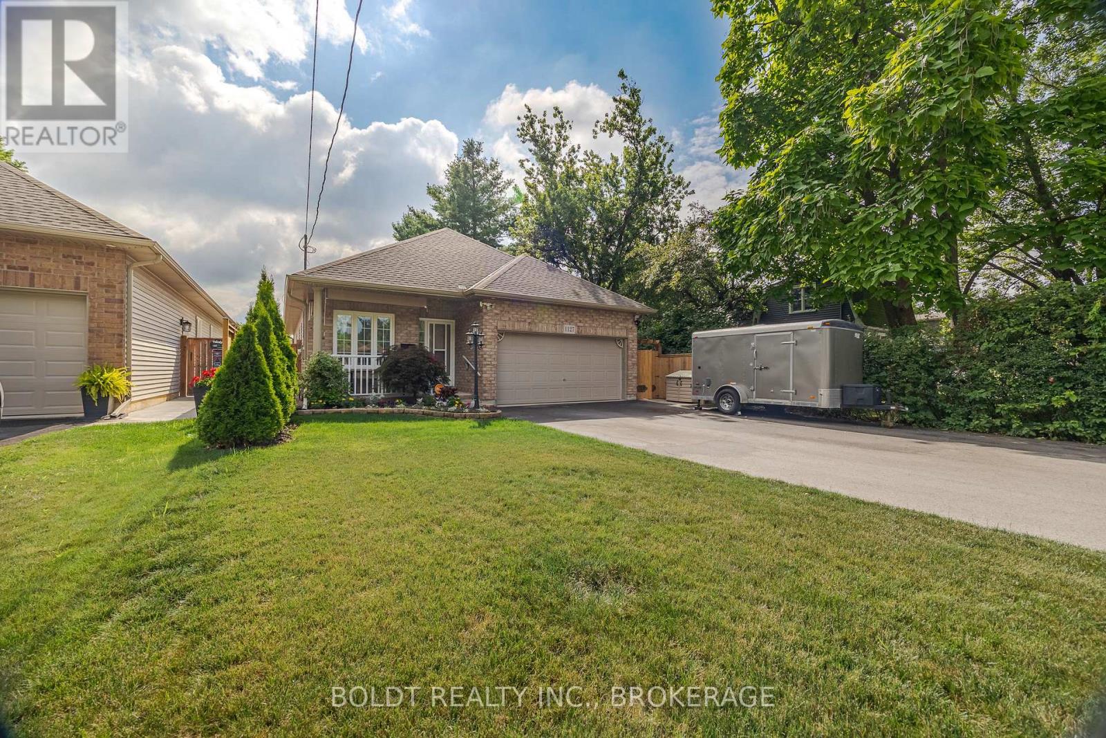 1127 Pelham Street, Pelham, Ontario L3C 3E4 - Photo 2 - X12511068