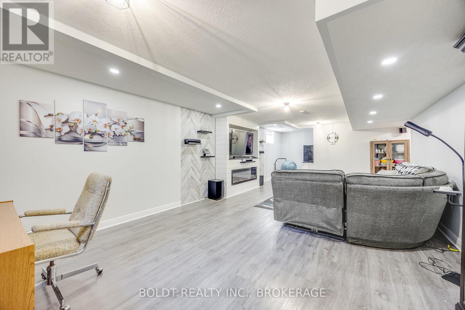 1127 Pelham Street, Pelham, Ontario L3C 3E4 - Photo 21 - X12511068