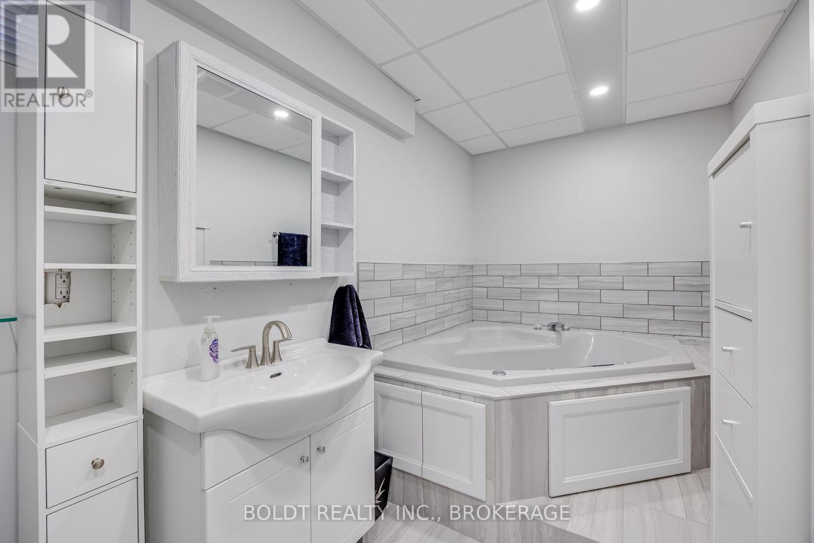 1127 Pelham Street, Pelham, Ontario L3C 3E4 - Photo 23 - X12511068