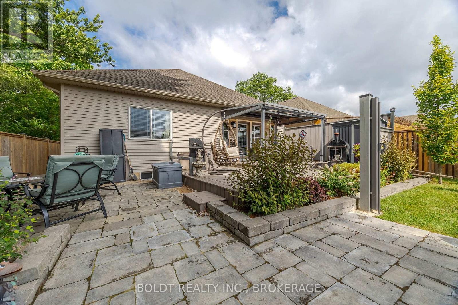 1127 Pelham Street, Pelham, Ontario L3C 3E4 - Photo 27 - X12511068