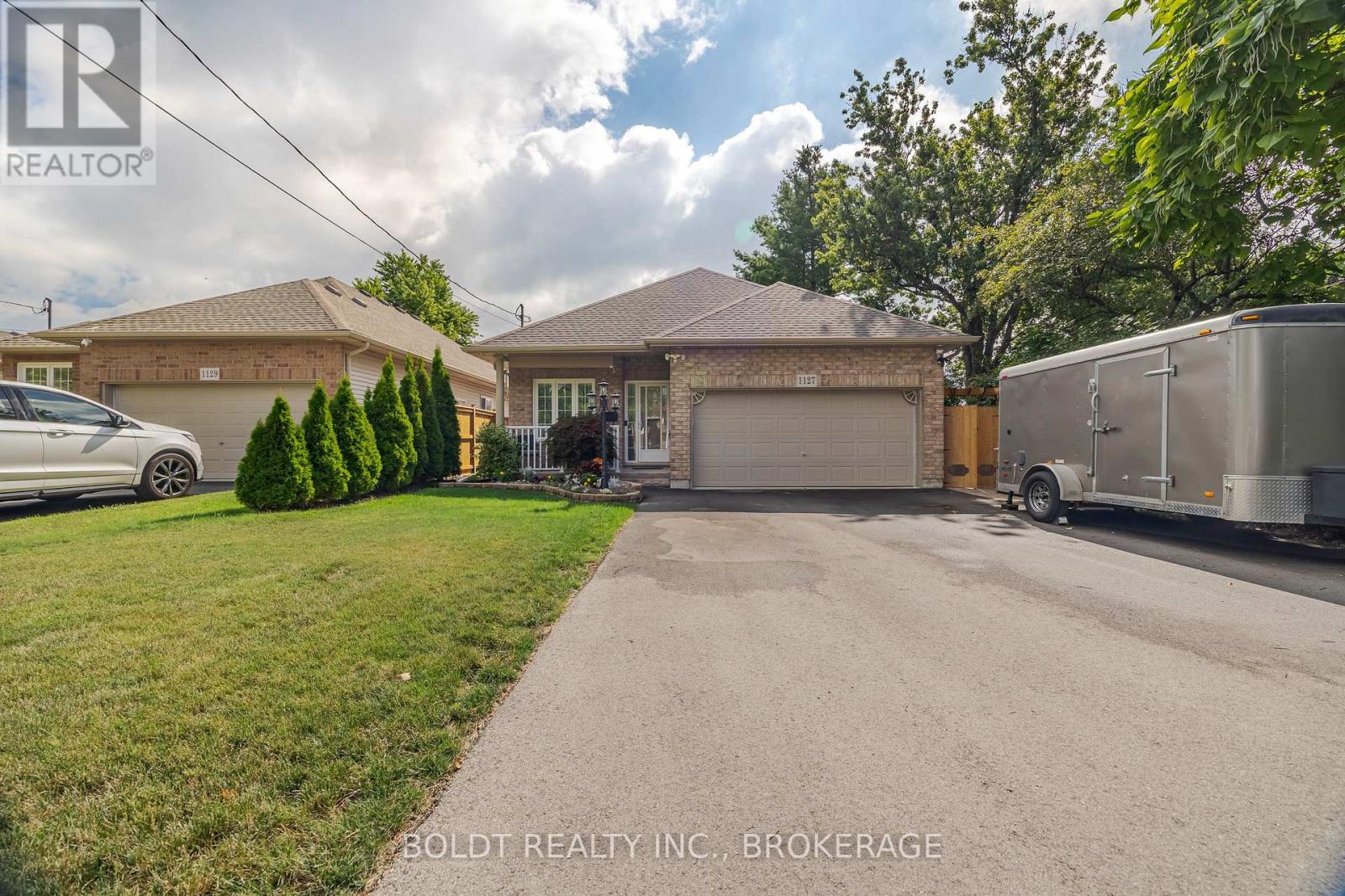 1127 Pelham Street, Pelham, Ontario L3C 3E4 - Photo 3 - X12511068