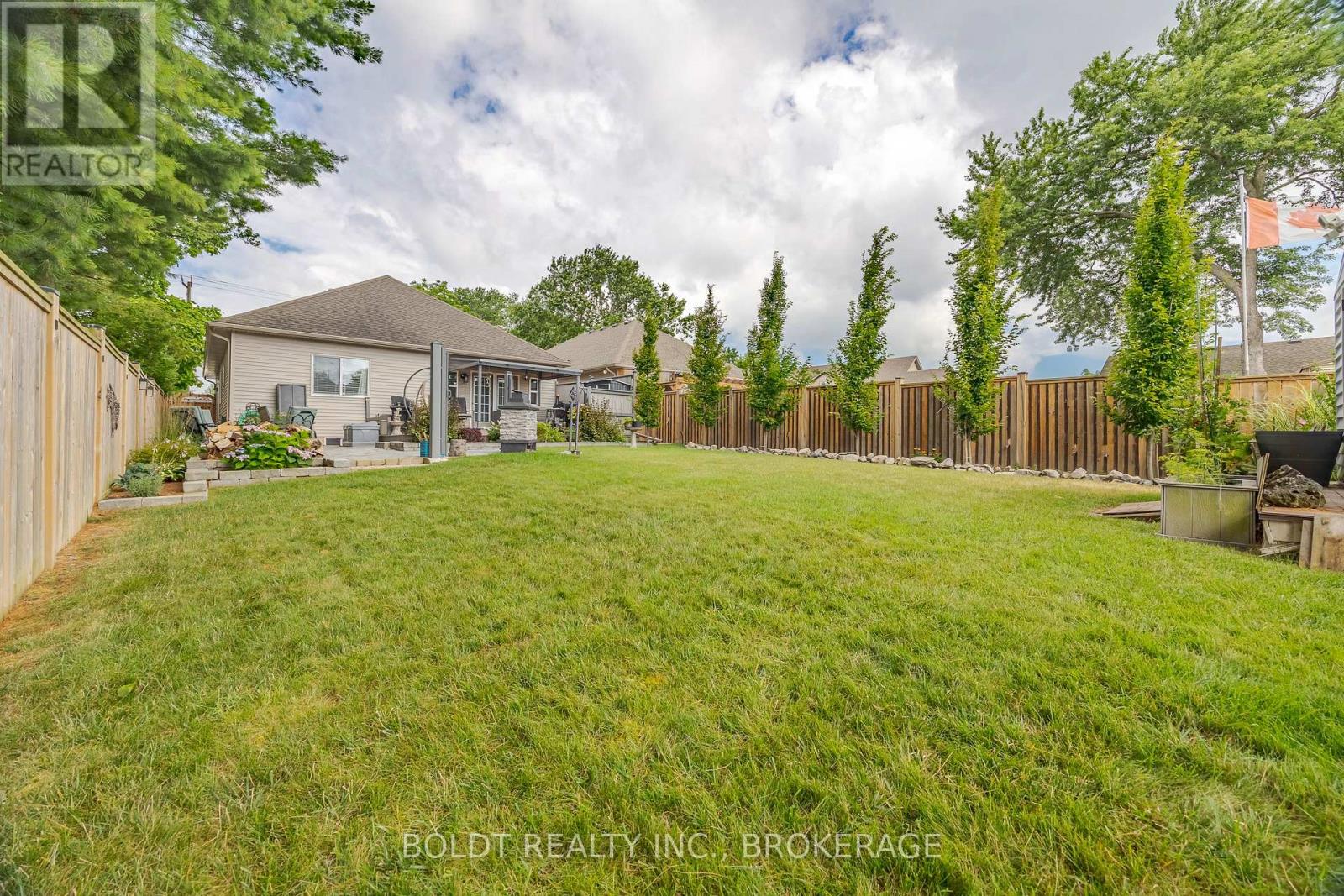 1127 Pelham Street, Pelham, Ontario L3C 3E4 - Photo 32 - X12511068