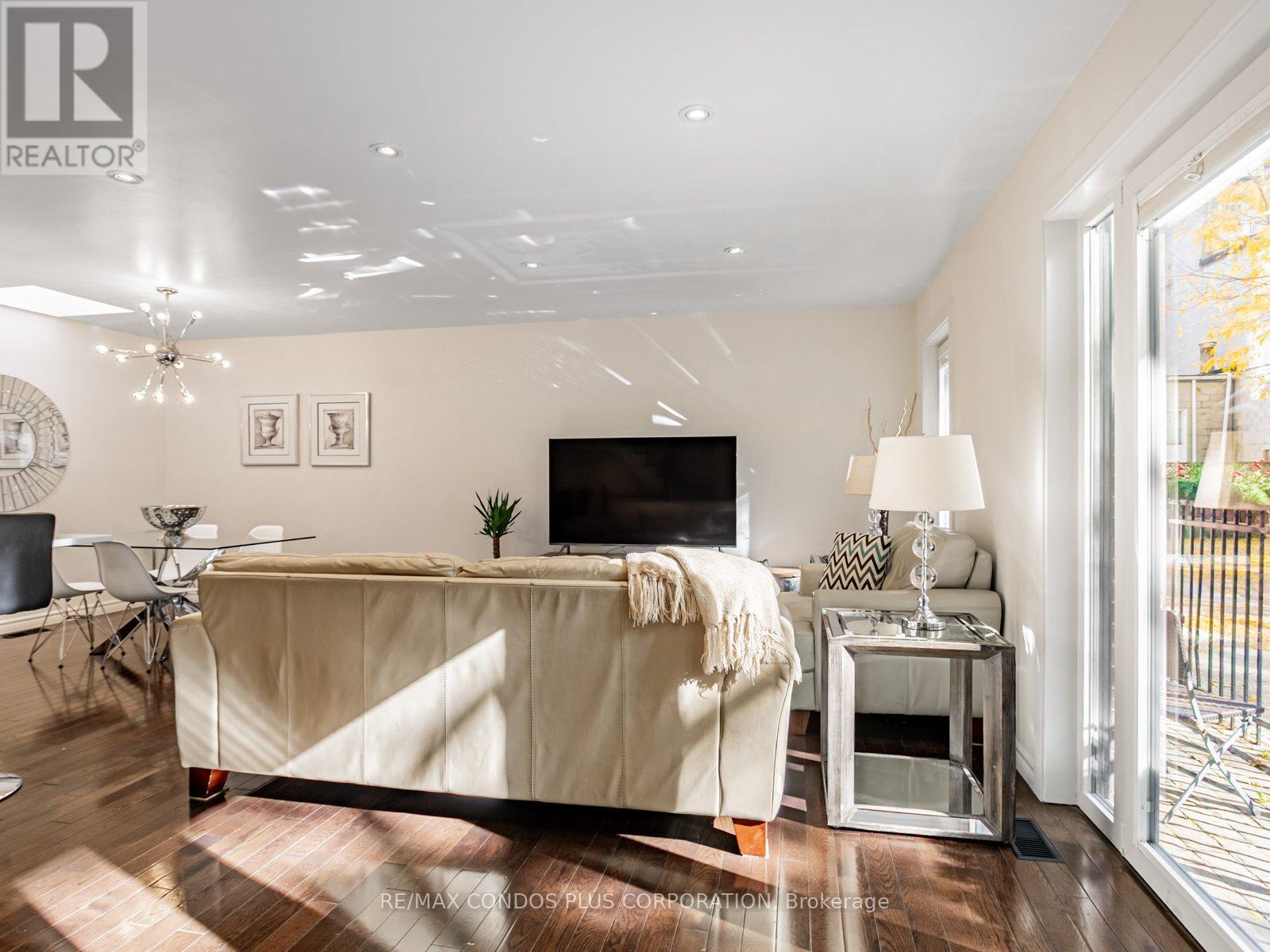 F - 346 Jarvis Street, Toronto, Ontario  M4Y 2G6 - Photo 6 - C12511062