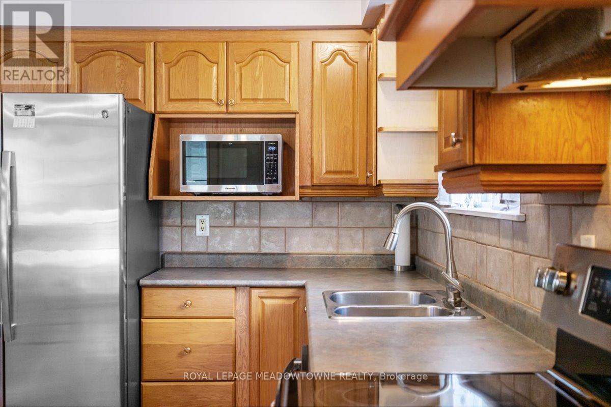 9 Welbeck Drive, Brampton, Ontario  L6X 2K9 - Photo 11 - W12373794