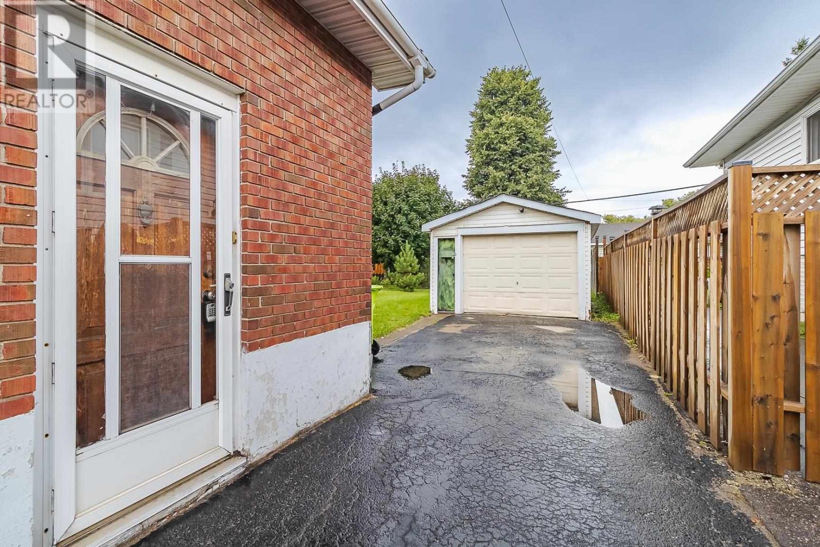 554 Douglas St, Sault Ste. Marie, Ontario P6C 1V1 - Photo 3 - SM252527