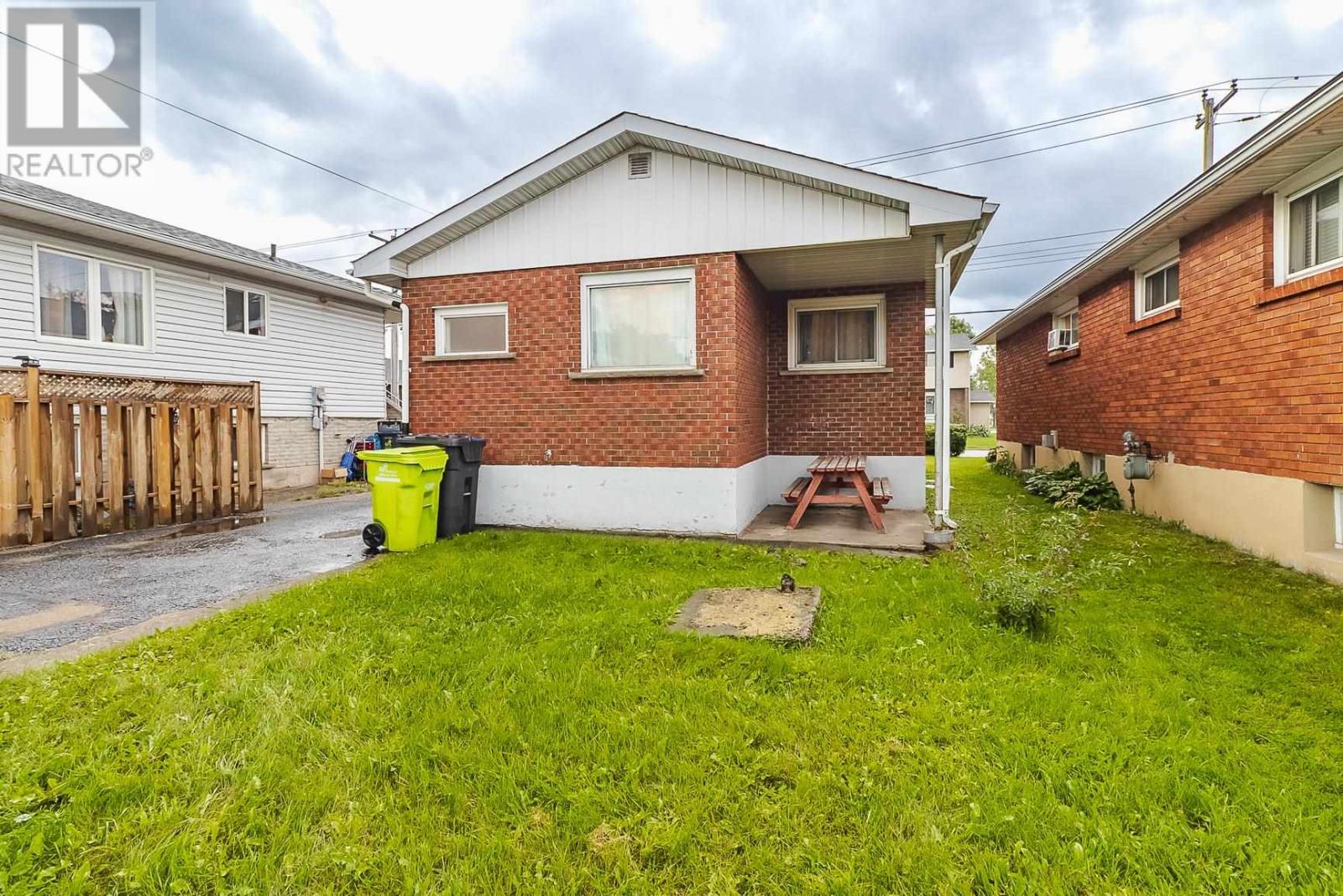 554 Douglas St, Sault Ste. Marie, Ontario P6C 1V1 - Photo 4 - SM252527