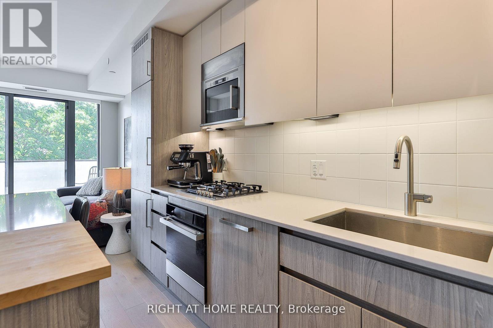 410 - 430 Roncesvalles Avenue, Toronto, Ontario  M6R 0A6 - Photo 4 - W12511054