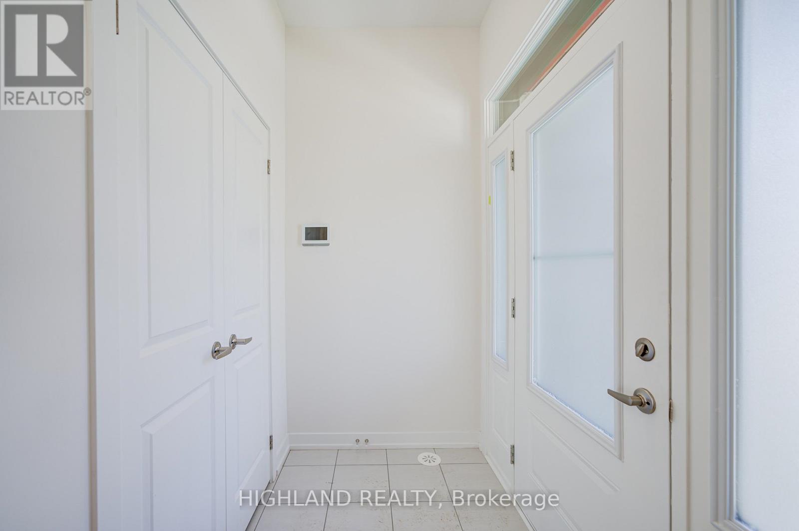 1118 Wheat Boom Drive, Oakville, Ontario  L6H 7W4 - Photo 4 - W12491692