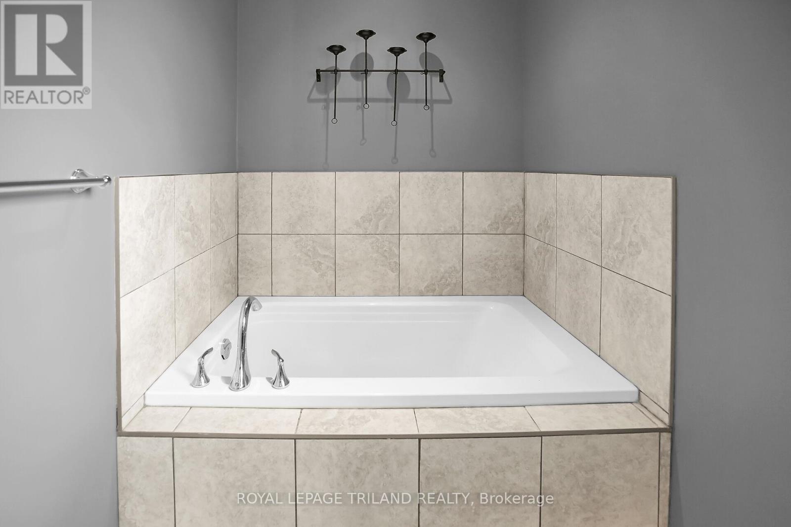 1862 Cherrywood Trail, London North, Ontario  N6H 0E1 - Photo 28 - X12511144