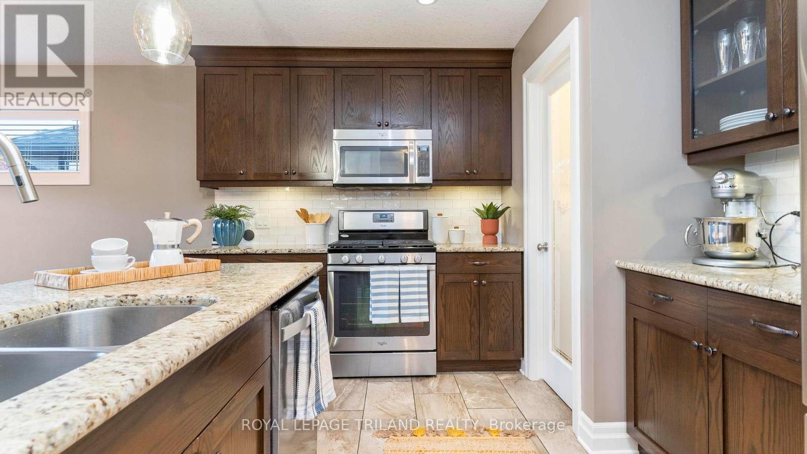 693 Newman Drive, Strathroy-Caradoc, Ontario  N0L 1W0 - Photo 10 - X12511152