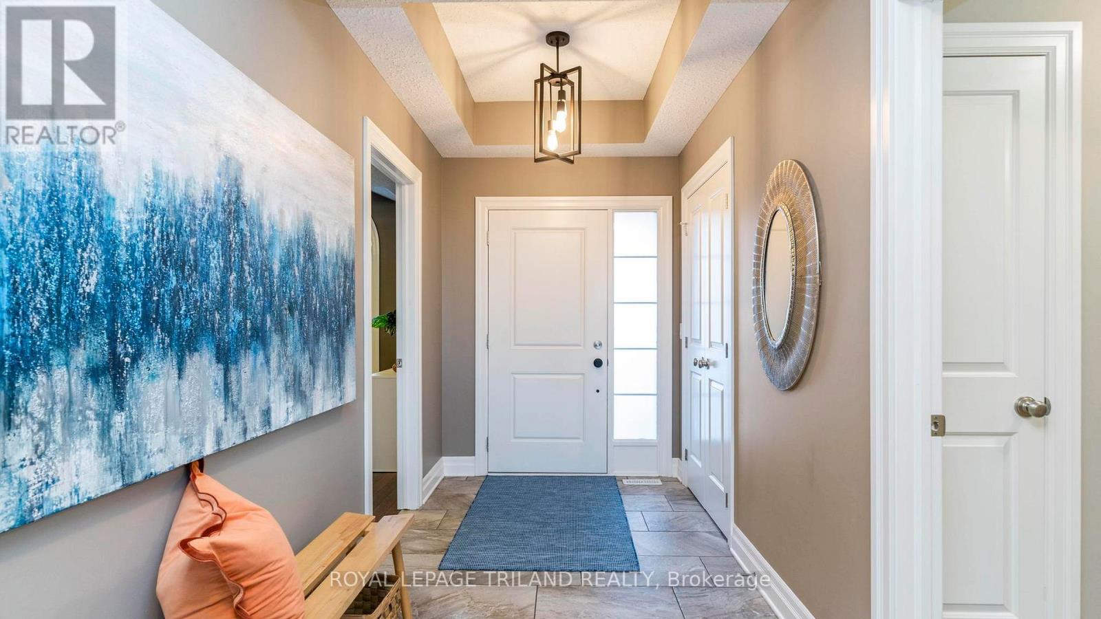 693 Newman Drive, Strathroy-Caradoc, Ontario  N0L 1W0 - Photo 2 - X12511152