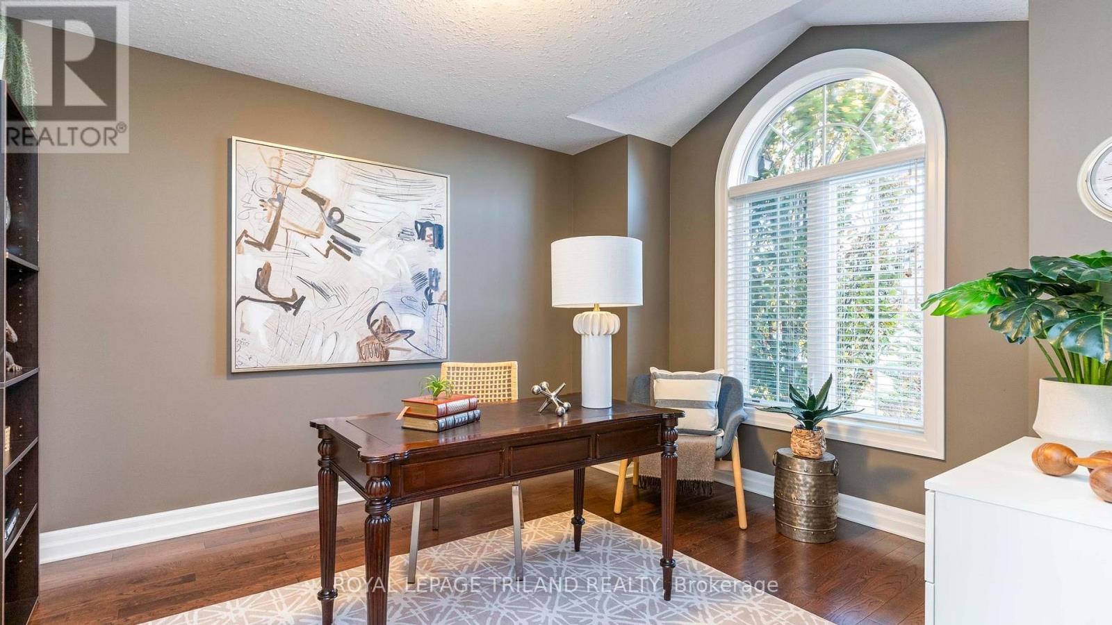 693 Newman Drive, Strathroy-Caradoc, Ontario  N0L 1W0 - Photo 3 - X12511152