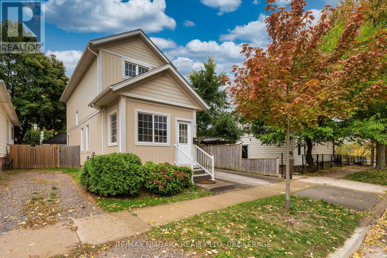 2 Marren Street, St. Catharines, Ontario L2P 2J6 - Photo 3 - X12511092