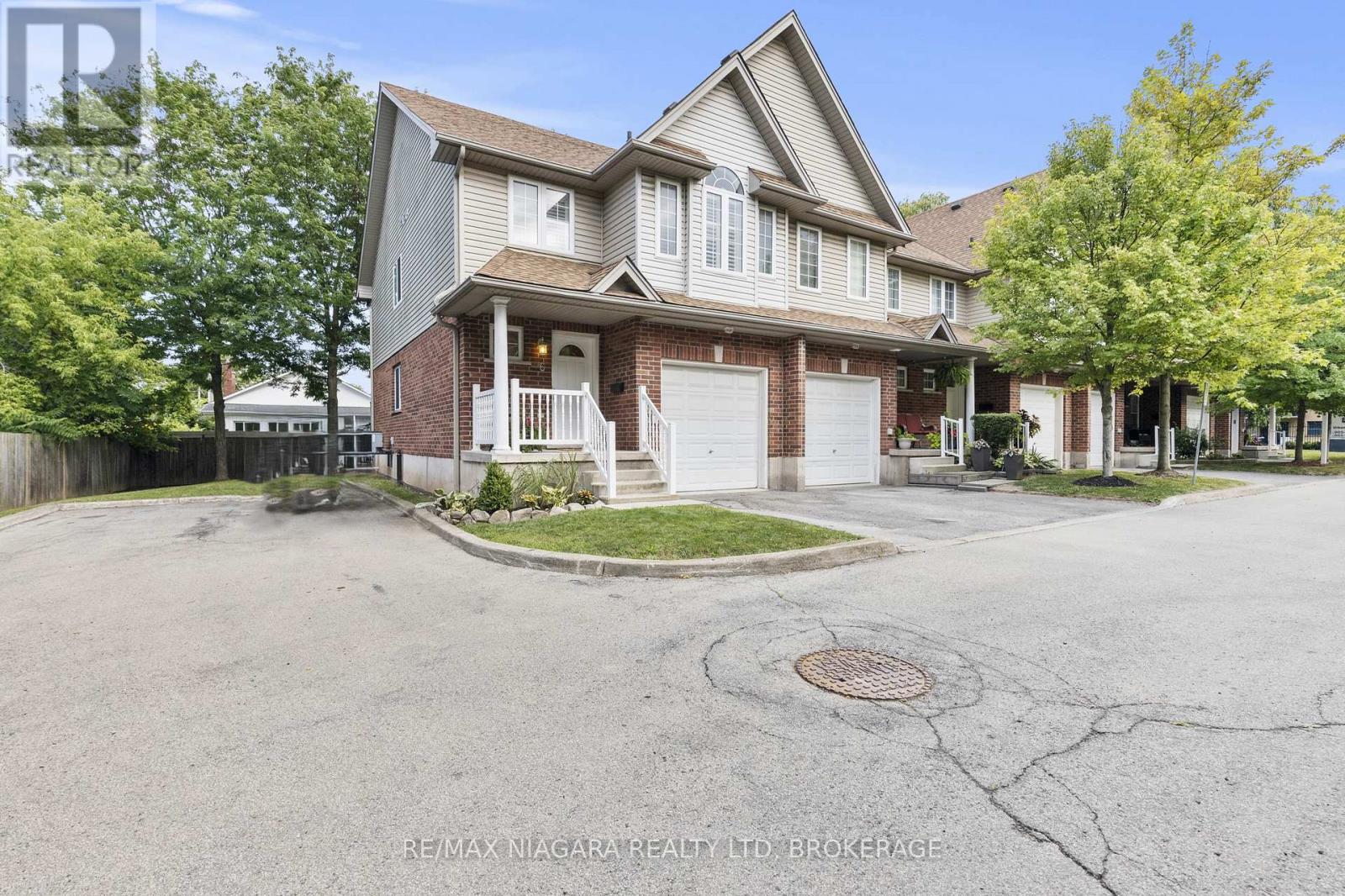 6 - 6263 Valley Way, Niagara Falls, Ontario L2E 0A1 - Photo 2 - X12511148